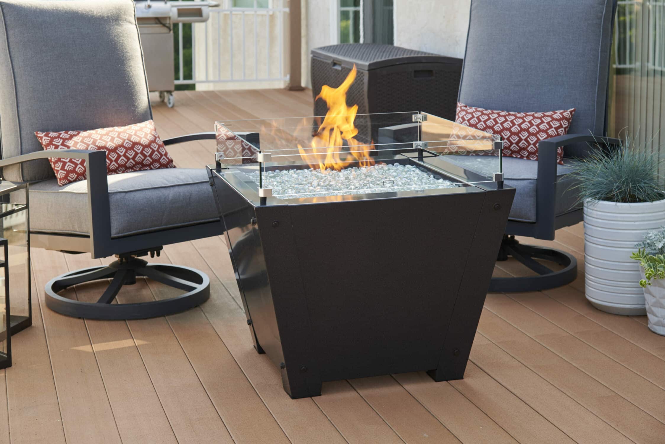The Outdoor GreatRoom Debuts Axel Gas Fire Pit Table