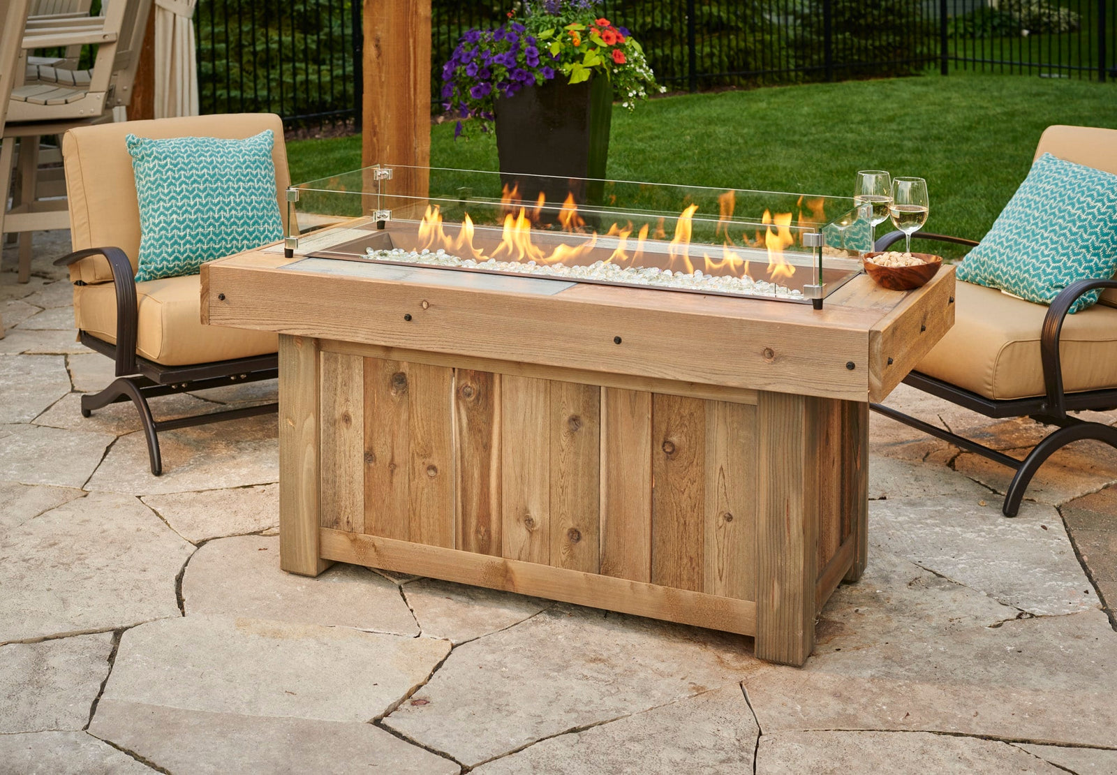 Should I Choose a Gas Fireplace or Fire Pit For My Outdoor Room?
